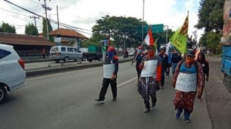 Kocak! Buruh Jateng Geruduk Kantor Ganjar Pranowo Memakai Daster, Apa Artinya?