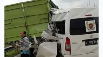 Mobil Truk vs Travel di Tol Bakter Lampung, 4 Orang Dikabarkan Tewas