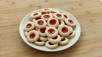 Rekomendasi Hidangan Natal: Resep Kue Strawberry Thumbprint ala Chef Devina Hermawan
