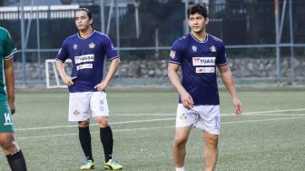 Aksi Presenter Billy Syahputra dan Aktor Iko Uwais bermain sepak bola saat laga persahabatan antara Selebritis FC vs AIFC Garuda Putih di Lapangan ABC Senayan, Jakarta Pusat, Jumat (24/12/2021). [Suara.com/Alfian Winanto]