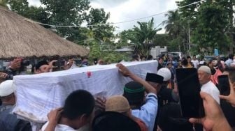 Tangis Pecah Saat Jenazah Korban Kapal Karam di Laut Malaysia Tiba di Lombok Tengah