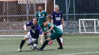 Aksi Presenter Billy Syahputra bermain sepak bola saat laga persahabatan antara Selebritis FC vs AIFC Garuda Putih di Lapangan ABC Senayan, Jakarta Pusat, Jumat (24/12/2021). [Suara.com/Alfian Winanto]