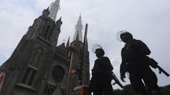 Ratusan Personel Brimob Diturunkan untuk Amankan Gereja Katedral Jelang Malam Misa Natal