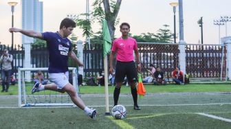 Aksi Aktor Iko Uwais bermain sepak bola saat laga persahabatan antara Selebritis FC vs AIFC Garuda Putih di Lapangan ABC Senayan, Jakarta Pusat, Jumat (24/12/2021). [Suara.com/Alfian Winanto]