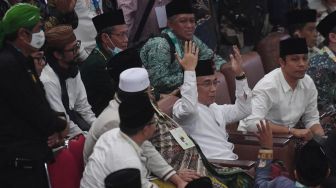 Ketua Umum PBNU terpilih Yahya Cholil Staquf (kedua kanan) melambaikan usai pemilihan Ketua Umum PBNU pada Muktamar Nahdlatul Ulama (NU) ke-34 di Universitas Lampung, Lampung, Jumat (24/12/2021). ANTARA FOTO/Hafidz Mubarak
