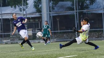 Aksi Presenter Billy Syahputra ketika mencetak gol ke gawang lawan saat laga persahabatan antara Selebritis FC vs AIFC Garuda Putih di Lapangan ABC Senayan, Jakarta Pusat, Jumat (24/12/2021). [Suara.com/Alfian Winanto]