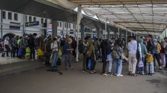 Penumpang antre untuk memasuki area peron di Stasiun Pasar Senen, Jakarta, Jumat (24/12/2021).  ANTARA FOTO/Galih Pradipta
