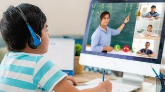 Picu Kecerdasan Anak dengan Mulai Belajar Online Sejak Dini