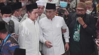 Ketua Umum PBNU terpilih Yahya Cholil Staquf (tengah) berjalan usai pemilihan Ketua Umum PBNU pada Muktamar Nahdlatul Ulama (NU) ke-34 di Universitas Lampung, Lampung, Jumat (24/12/2021). ANTARA FOTO/Hafidz Mubarak