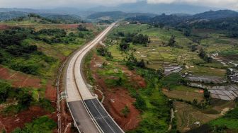 Foto udara kawasan rawan longsor pada proyek Jalan Tol Cileunyi-Sumedang-Dawuan (Cisumdawu) di Ciherang, Kabupaten Sumedang, Jawa Barat, Sabtu (25/12/2021). ANTARA FOTO/Raisan Al Farisi