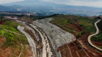 Foto udara kawasan rawan longsor pada proyek Jalan Tol Cileunyi-Sumedang-Dawuan (Cisumdawu) di Ciherang, Kabupaten Sumedang, Jawa Barat, Sabtu (25/12/2021). ANTARA FOTO/Raisan Al Farisi