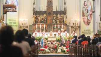 Suasana Khidmat Ibadah Natal di Gereja Katedral Jakarta