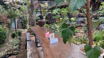 Menikmati Resto Berkonsep Taman di Garden Cafe