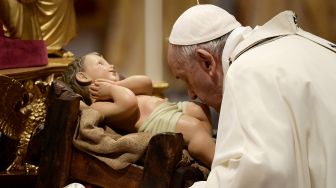 Paus Fransiskus Pimpin Misa Malam Natal di Vatikan