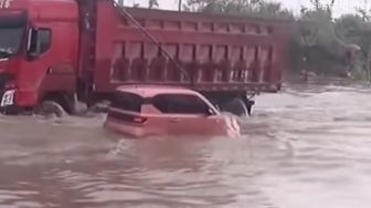 Siapa Bilang Mobil Listrik Tak Aman Terjang Banjir, Wuling EV Ini Jadi Buktinya