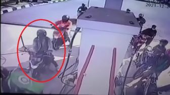 Tega Sekali! Video Detik-detik Pemotor Curi Ponsel Milik Ojol saat Isi Bensin di SPBU