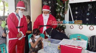 Dibujuk Santa Claus, Anak-anak di Ciamis Akhirnya Mau Disuntik Vaksin COVID-19