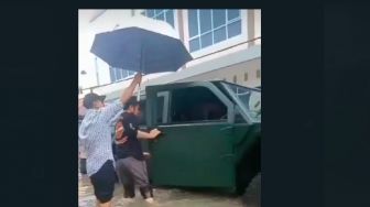 Viral Gubernur Sumsel Herman Deru Pakai Mobil Pindad, Tinjau Banjir Palembang