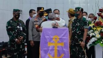 Momen Andi Sudirman Sulaiman Peluk Pendeta di Misa Malam Natal