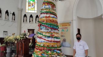 Unik! Bukan Cemara, Gereja Mewah di Tangsel Ini Buat Pohon Natal dari Sembako