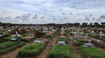 Suasana di TPU Rorotan, Jakarta Utara, Sabtu (25/12/2021). [Suara.com/Alfian Winanto]