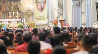 Umat Kristiani saat mengikuti Misa Natal di Gereja Katedral, Jakarta Pusat, Sabtu (25/12/2021). [Suara.com/Alfian Winanto,]
