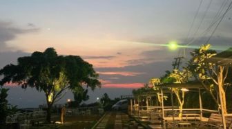 Taman Fathan Hambalang, Tempat Kuliner Sambil Berburu Sunset di Bogor