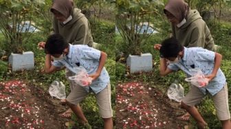 Menghibur Diri, Bocah Ini Tirukan Aksi Chef Salt Bae saat Tabur Bunga di Makam Ibunya