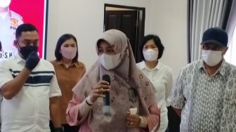 Bantah Tudingan Kader PDIP Sumut, Ibu Remaja Korban Penganiayaan di Medan Menangis