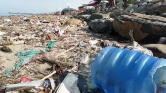 Alamak! Bibir Pantai Muaro Lasak Dipenuhi Sampah