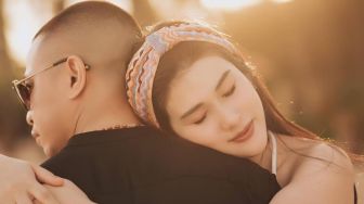 Mengintip Liburan Romantis Stevianne Agnecya dan Suami di Bali