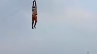 Viral Pria Terseret Layang-layang Setinggi 9 Meter, Awas Videonya Bikin Jantung Mau Copot!