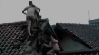 Viral Video Warga Naik ke Atap Rumah saat Banjir Menerjang, Begini Faktanya