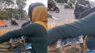 Viral Emak-emak Peluk Pemanggang Sate Menyala, 'The Real Bakar Lemak'