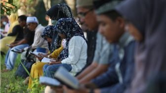 Ziarah Kuburan Massal Tsunami di Aceh