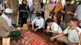 Suasana Pemakaman Jimmy Gideon di TPU Bojong Nangka, Tangerang (27/12/2021).  [Suara.com/Adiyoga]