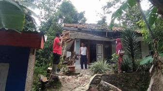 Diterjang Angin Puting Beliung Puluhan Rumah di Cibeber Cianjur Rusak, Satu Musala Ambruk