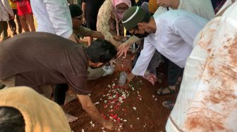 Suasana Pemakaman Jimmy Gideon di TPU Bojong Nangka, Tangerang (27/12/2021).  [Suara.com/Adiyoga]