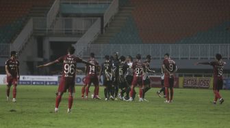 Para pemain Persis Solo dan Martapura Dewa United bersitegang selama pertandingan semifinal Liga 2 antara Martapura Dewa United melawan Persis Solo di Stadion Pakansari, Bogor, Jawa Barat, Senin (27/12/2021). [Suara.com/Angga Budhiyanto]