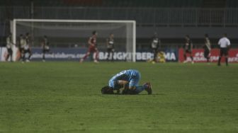 Penjaga gawang Persis Solo Harlan Suardi bersujud saat merayakan gol dalam pertandingan semifinal Liga 2 antara Martapura Dewa United melawan Persis Solo di Stadion Pakansari, Bogor, Jawa Barat, Senin (27/12/2021). [Suara.com/Angga Budhiyanto]