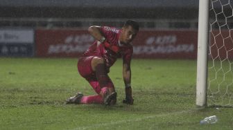 Ekspresi penjaga gawang PSIM Yogyakarta Imam Arief usai kemasukan gol melalui tendangan penalti dalam pertandingan semifinal Liga 2 antara RANS Cilegon FC melawan PSIM Yogyakarta di Stadion Pakansari, Bogor, Jawa Barat, Senin (27/12/2021). [Suara.com/Angga Budhiyanto]