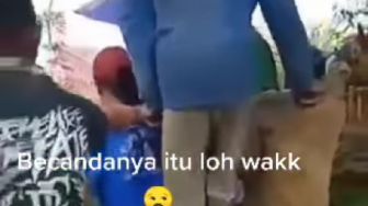 Viral, Pria Ini Naik ke Keranda Mayat Ditengah Iringan Jenazah, Kenapa?