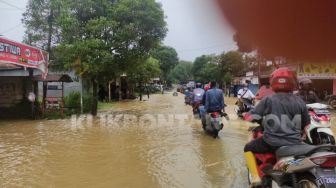 Air Sungai Meluap di Bontang, Jalan Imam Bonjol Kota Taman Terendam