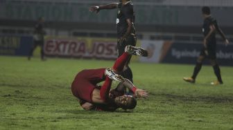 Penyerang Persis Solo Alberto Goncalves bereaksi selama pertandingan semifinal Liga 2 antara Martapura Dewa United melawan Persis Solo di Stadion Pakansari, Bogor, Jawa Barat, Senin (27/12/2021). [Suara.com/Angga Budhiyanto]