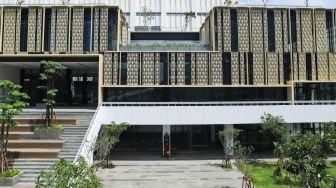 Suasana proyek pemugaran Gedung Sarinah di Jalan M.H Thamrin, Jakarta Pusat, Senin (27/12/2021). [Suara.com/Alfian Winanto]