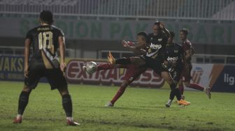 Pemain belakang Martapura Dewa United Hery Susilo (ketiga kiri) menghadang percobaan tembakan dari penyerang Persis Solo Alberto Goncalves dalam pertandingan semifinal Liga 2 antara Martapura Dewa United melawan Persis Solo di Stadion Pakansari, Bogor, Jawa Barat, Senin (27/12/2021). [Suara.com/Angga Budhiyanto]