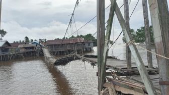 Lantai Jembatan Gantung Desa Tanipah Hampir Menyentuh Permukaan Sungai 