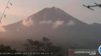 Gunung Semeru Menyemburkan Asap Setinggi 500 Meter