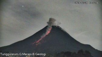 Sepanjang Tahun 2021 Gunung Merapi Luncurkan 424 Kali Awan Panas Dominasi ke Barat Daya