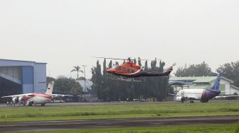 Sebuah helikopter bersiap lepas landas di Bandara Pondok Cabe, Pamulang, Tangerang Selatan, Banten, Selasa (28/12/2021). [ANTARA FOTO/Muhammad Iqbal]